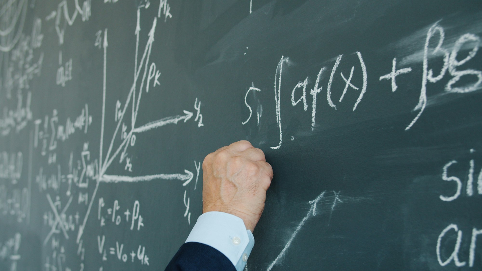 黑板上的科学公式与推导